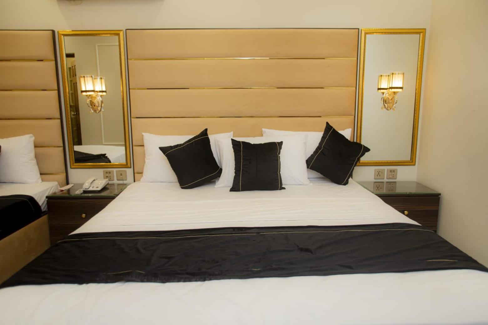 Hotel White Season Gulberg ลาฮอร์ ภายนอก รูปภาพ