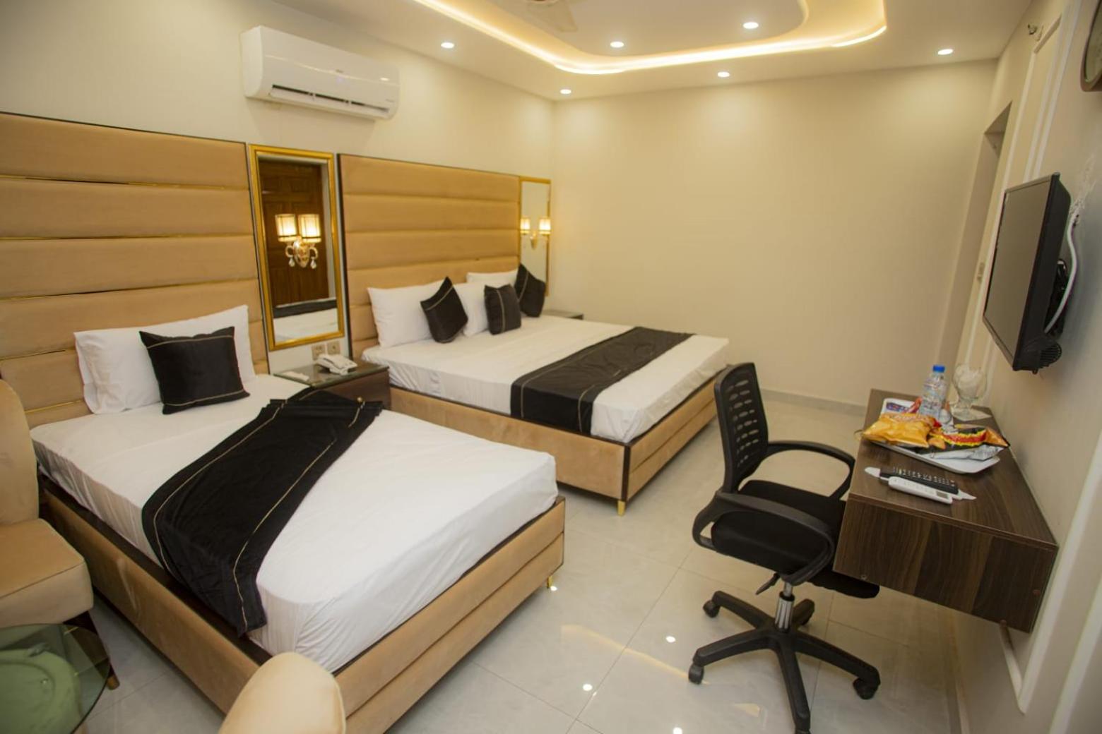 Hotel White Season Gulberg ลาฮอร์ ภายนอก รูปภาพ