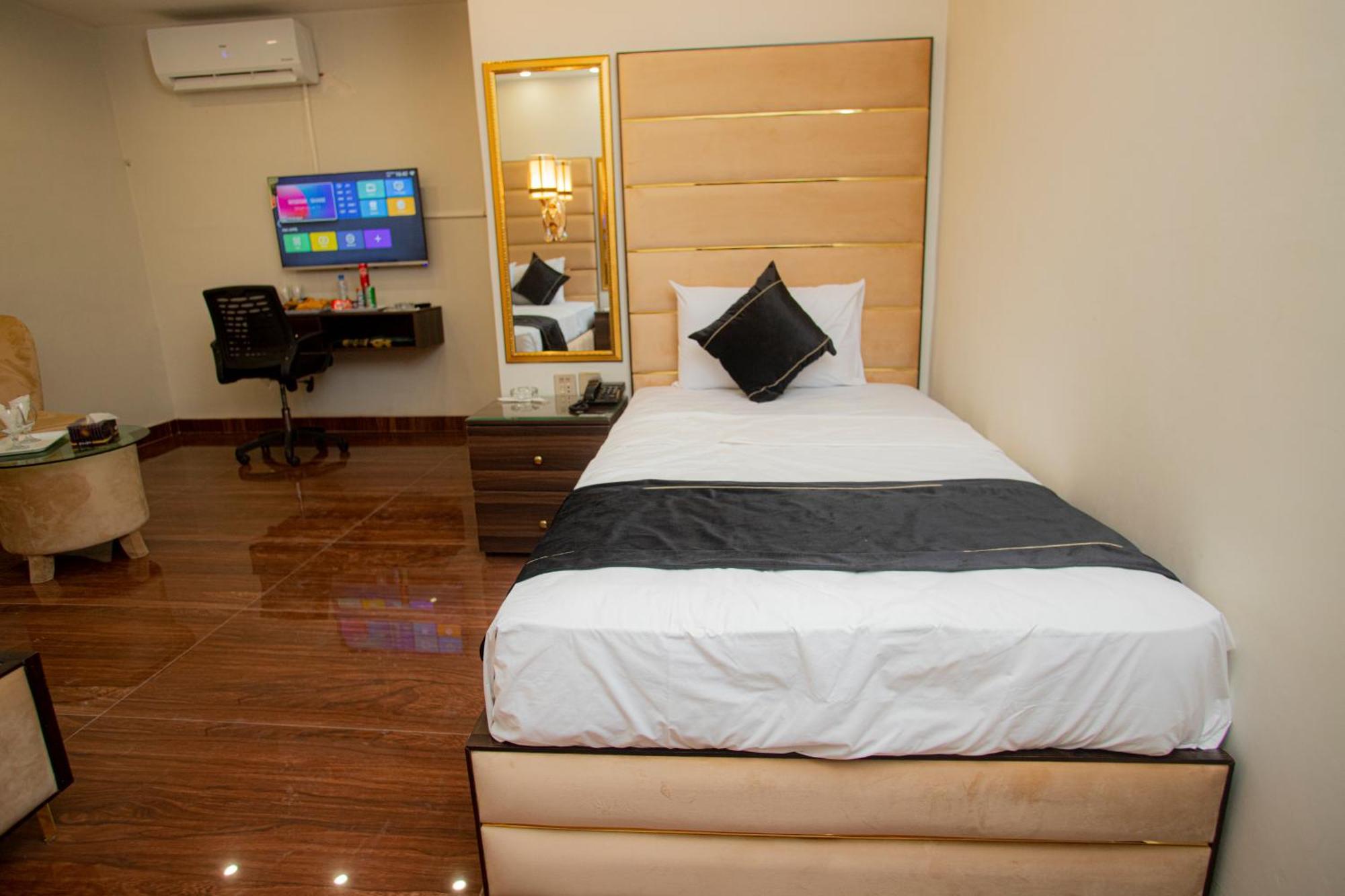 Hotel White Season Gulberg ลาฮอร์ ภายนอก รูปภาพ